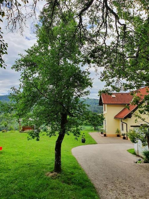 Charmantes Ferienhaus In Bester Lage Keutschach am See Exterior photo